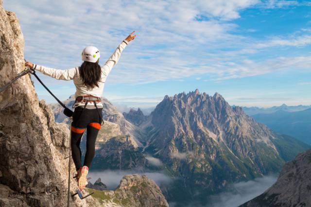 79个难得一见照片，飞机释放烟雾弹，逃票的女乘客，飞翔的蝙蝠