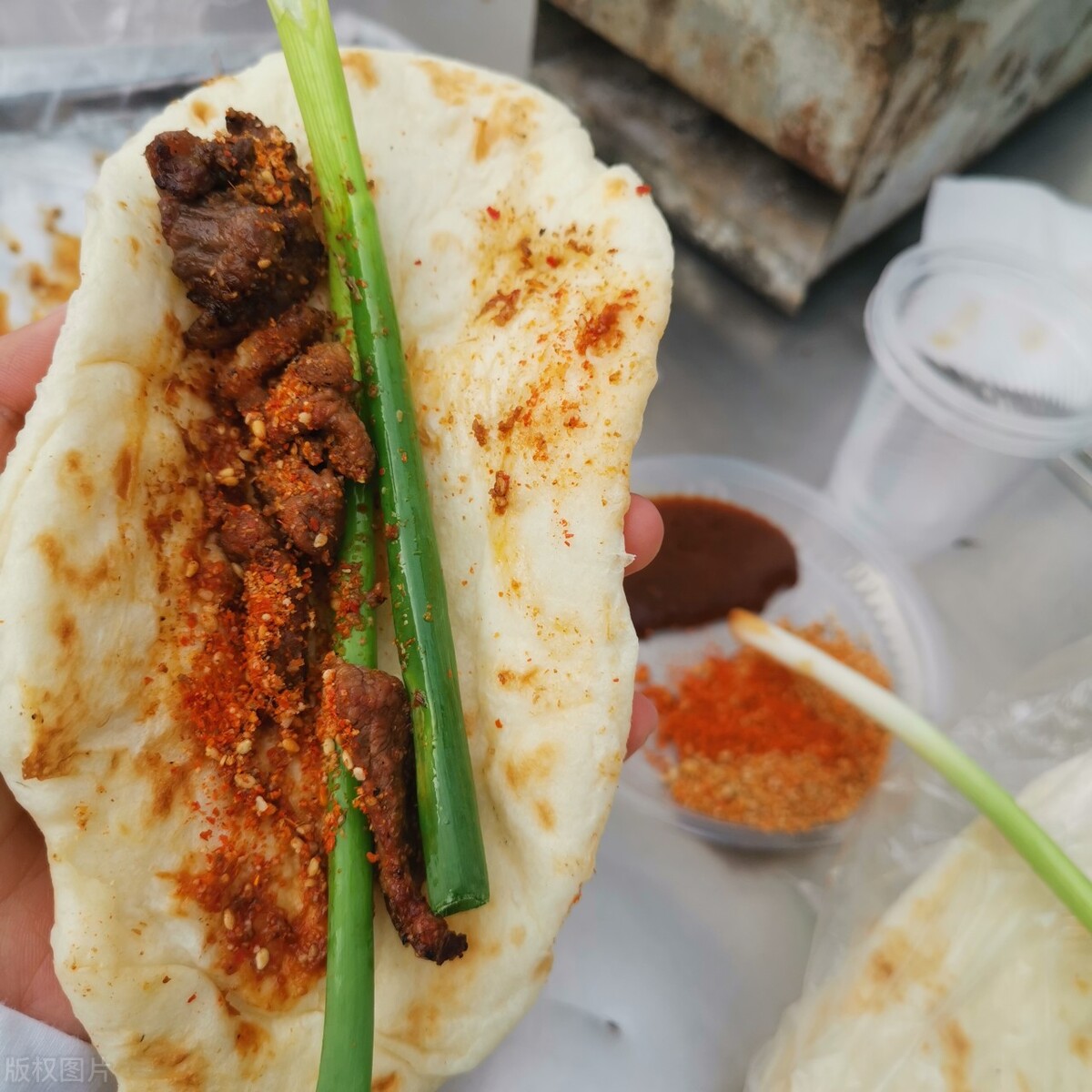 山东烧烤界的“卷王”,大学生跨城排队的周末团建