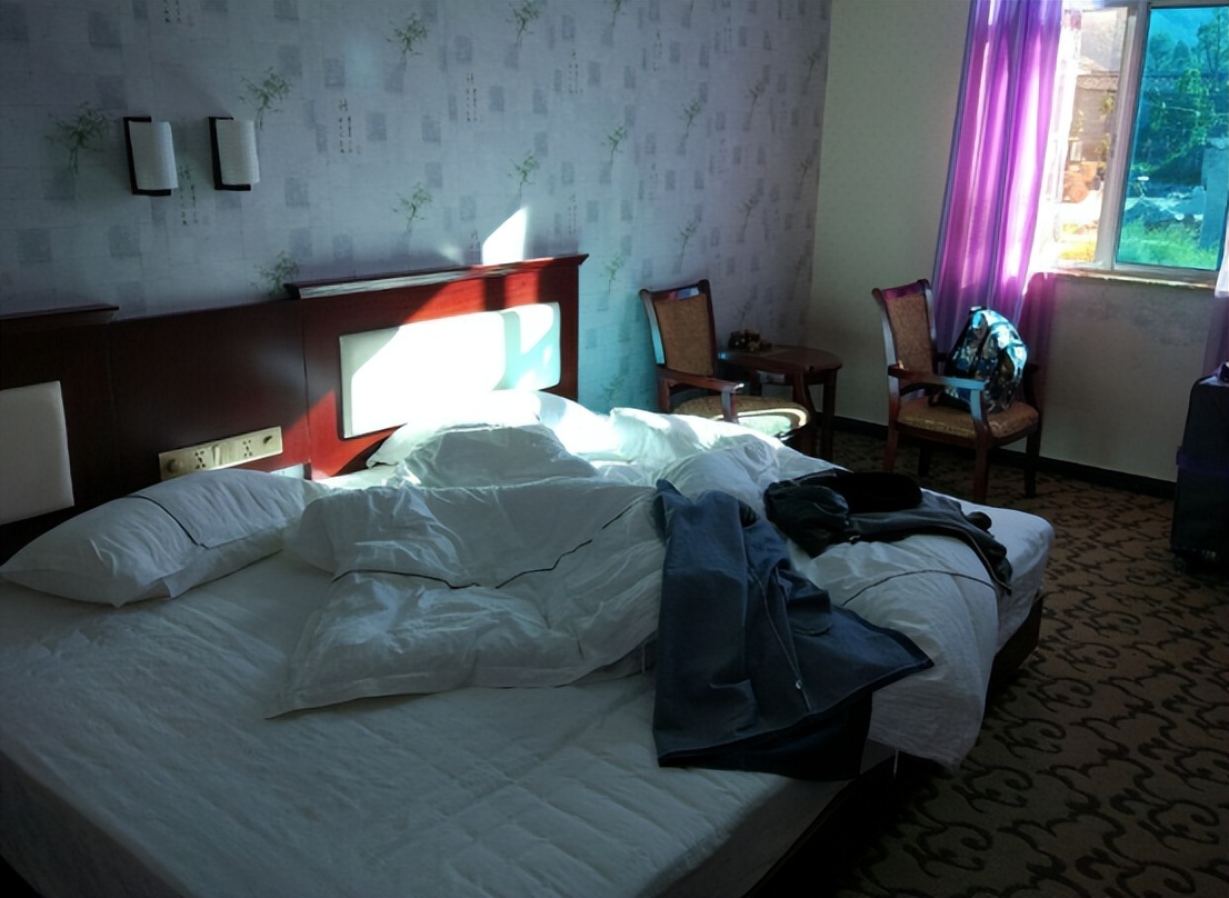 女子趁丈夫睡觉时，在隔壁房间偷情，被发现后和*夫情**将丈夫毒害