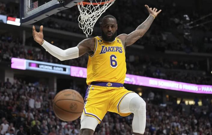 詹姆斯三分6中0平季后赛最差纪录,詹姆斯季后赛2018两记3分