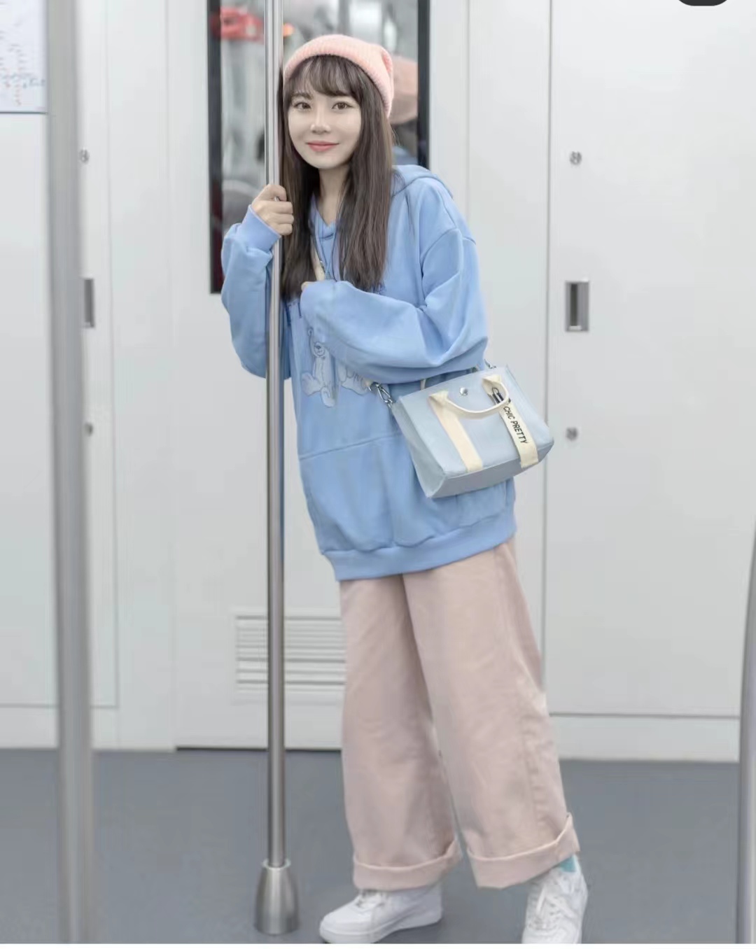 外套秋冬蓝色搭配什么颜色,秋冬比较显高级的颜色搭配