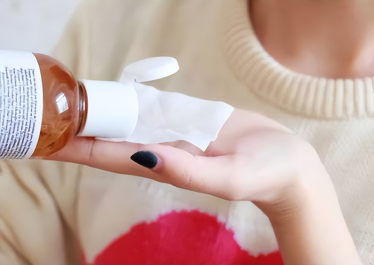 夏天洗完脸擦什么保湿,夏天洗完脸怎么涂防晒