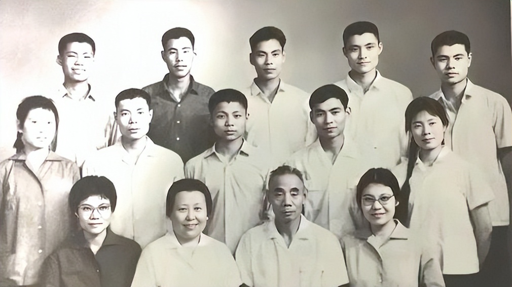 开国中将吴信泉8个儿子、4个女儿，周总理笑道：你们家是航空母舰