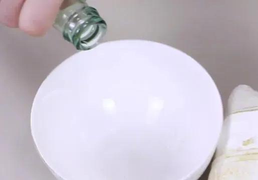 白色的鞋边脏了别用水洗，一个简单妙招，多脏的鞋边都能白净如新