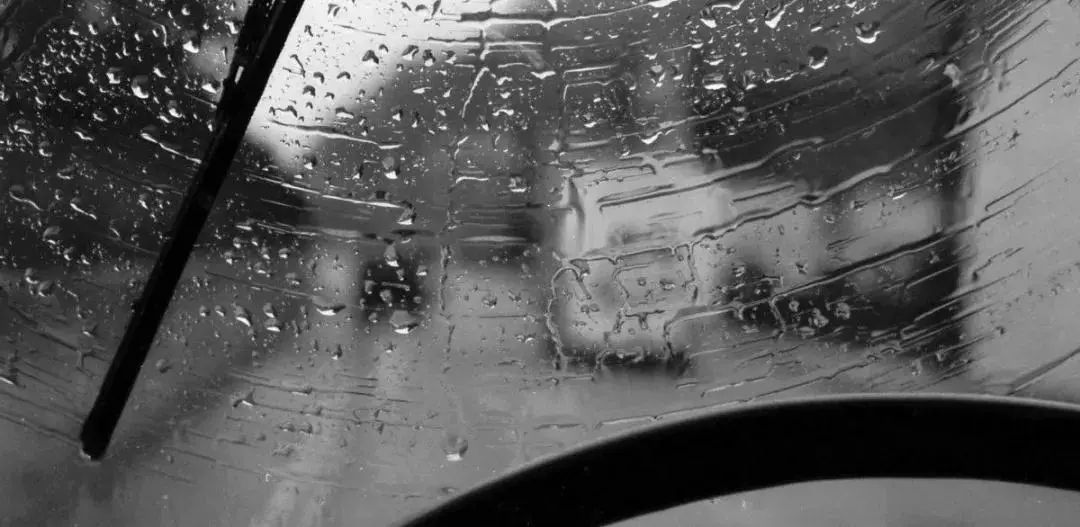 洗洁精可以去除汽车玻璃油膜吗,怎么去除汽车前挡风玻璃上的油膜