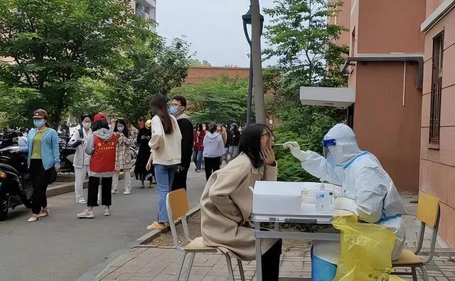 女生偷跑出校门被校长抓到,郑大女生被开除后续男朋友