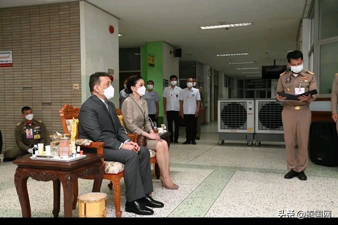 泰国国王王后慰问枪击案家属视频,泰国国王枪杀事件