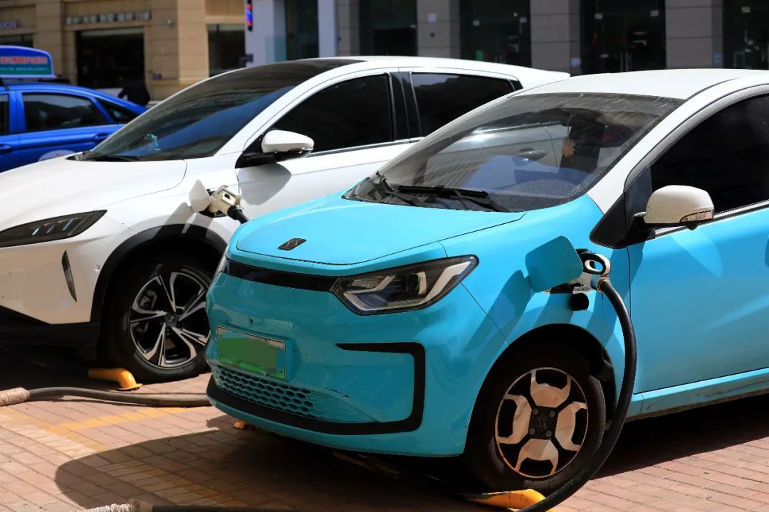 汽车下乡补贴和消费券是一回事么,汽车下乡补贴与汽车消费券一样吗