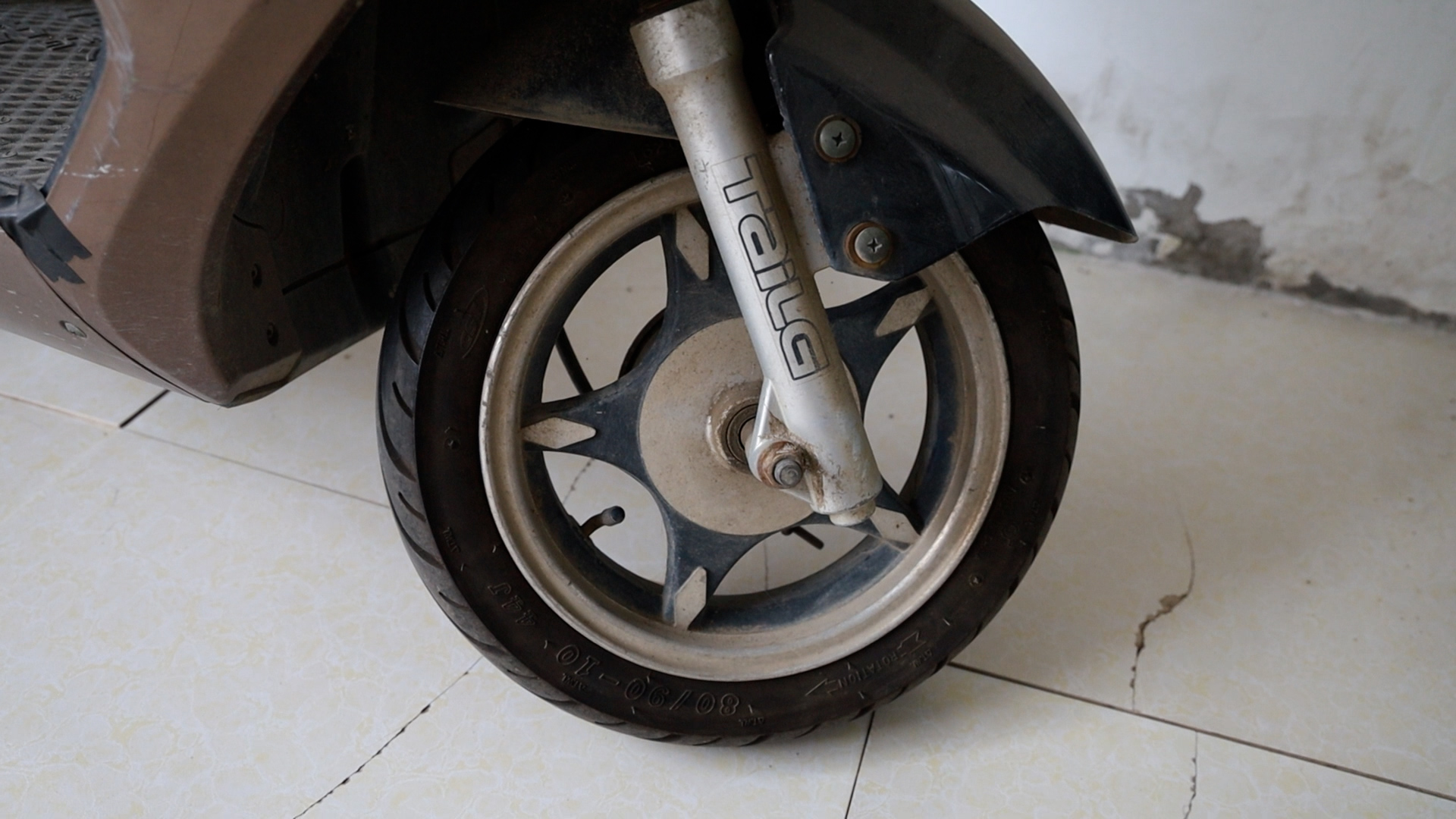 电动车真空胎打过胶漏气还能补吗,电动车真空胎不明原因漏气怎么修