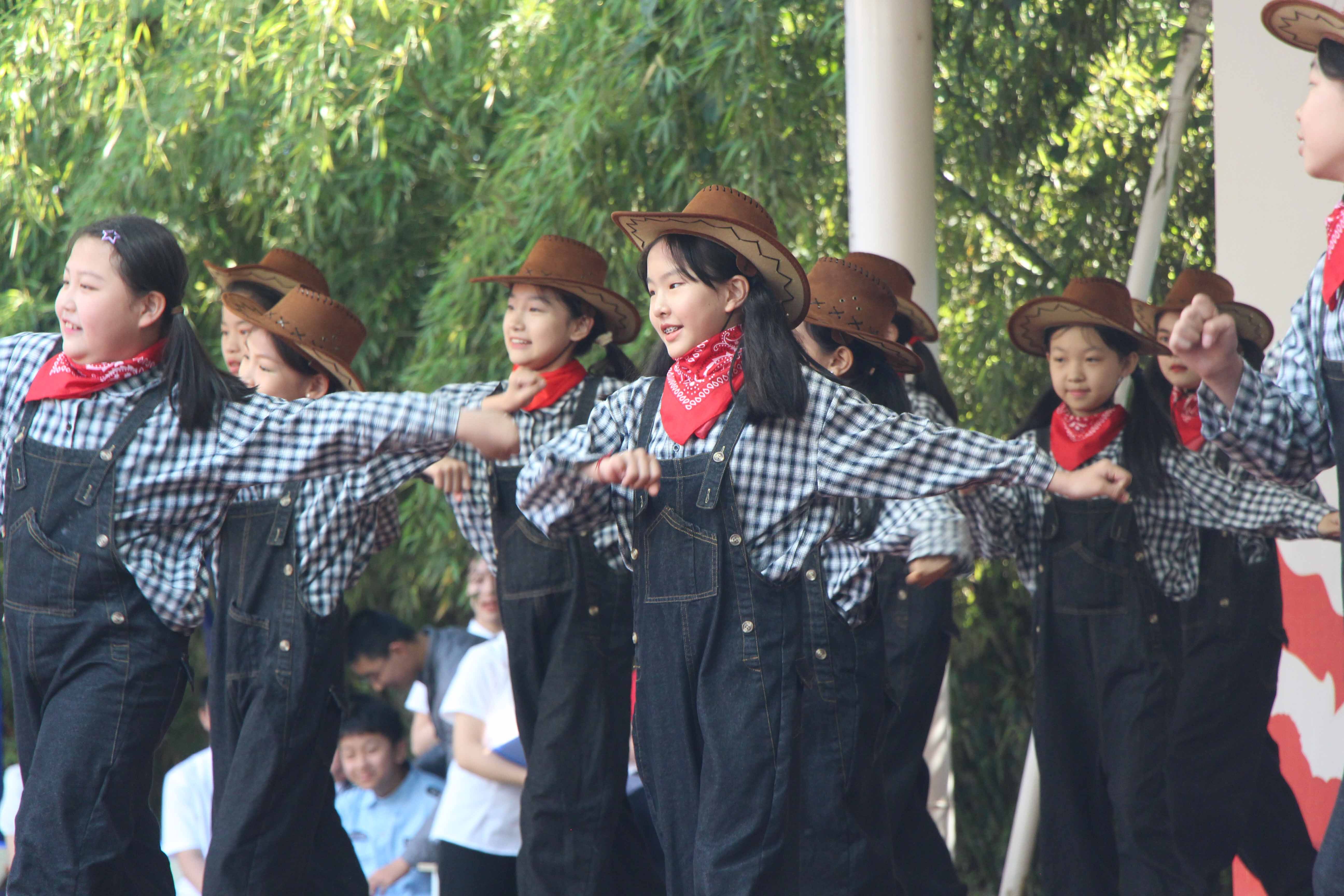 法制宣传进校园争做守法好少年,在阳光下成长少先队员