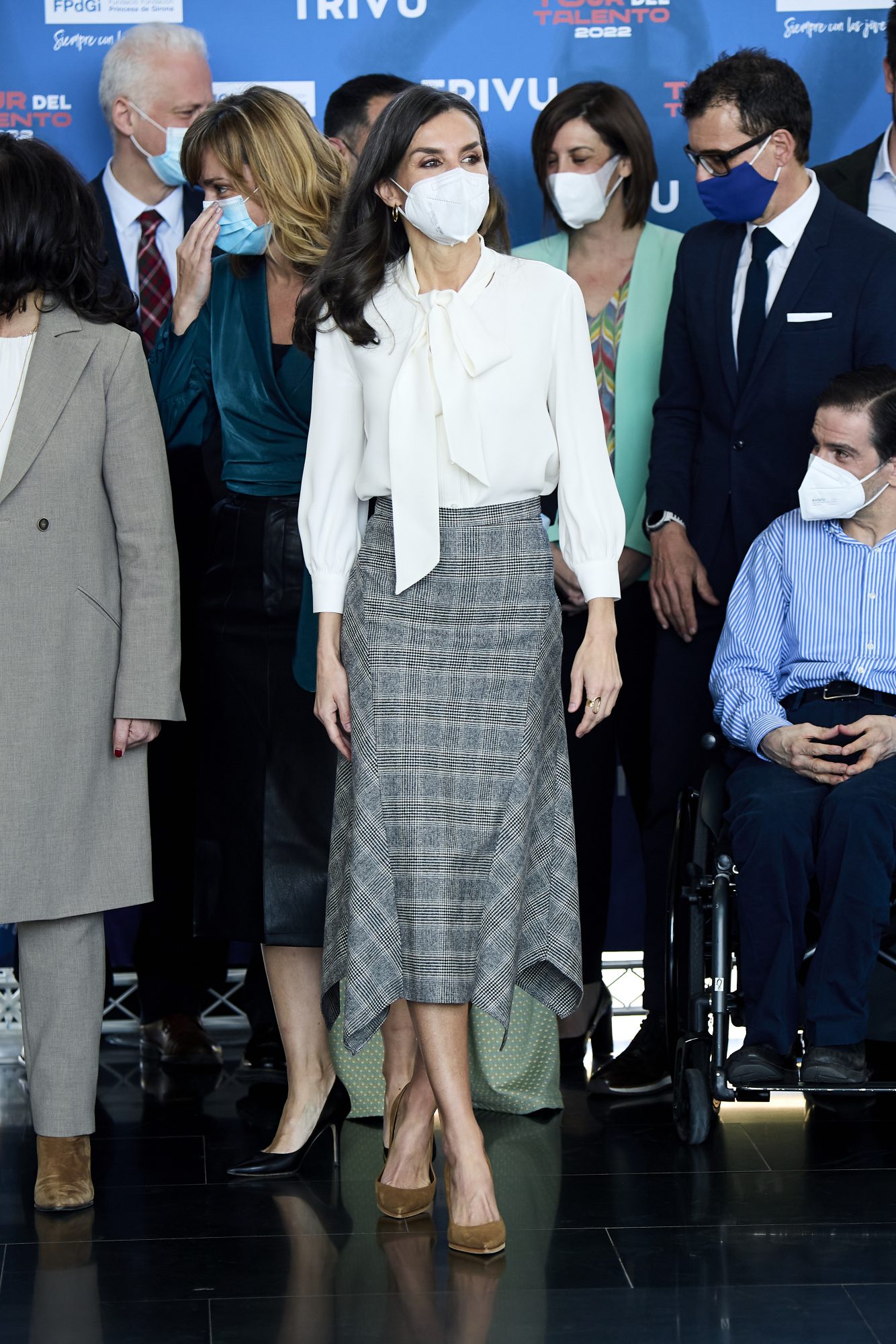 莱后六度垂青半身裙，不换思路换感觉，原来这就是“人穿衣”