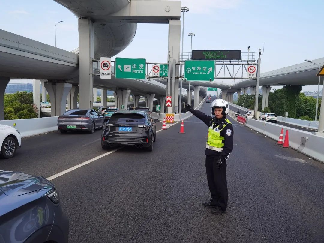 【节日我在岗】长假后首个工作日上海警方提前上岗排堵保畅