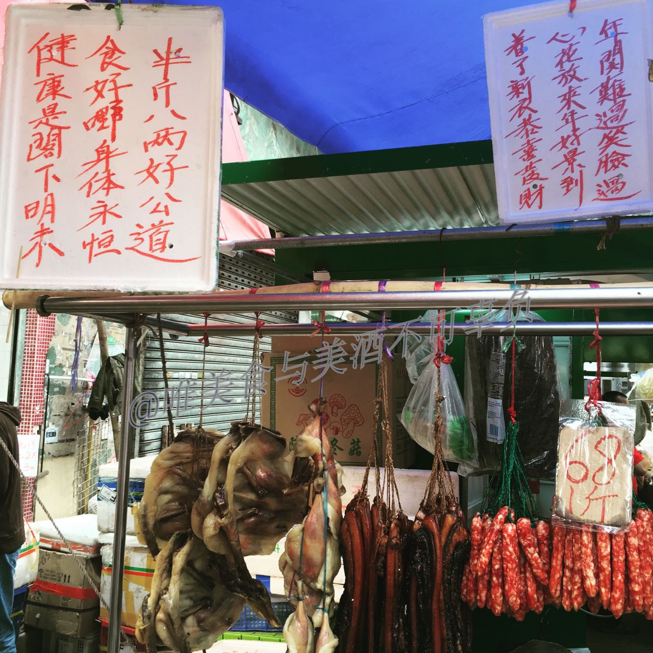 逛香港街市，买蔬菜生鲜，还有美味烧腊、蚝豉干贝，以及人间烟火