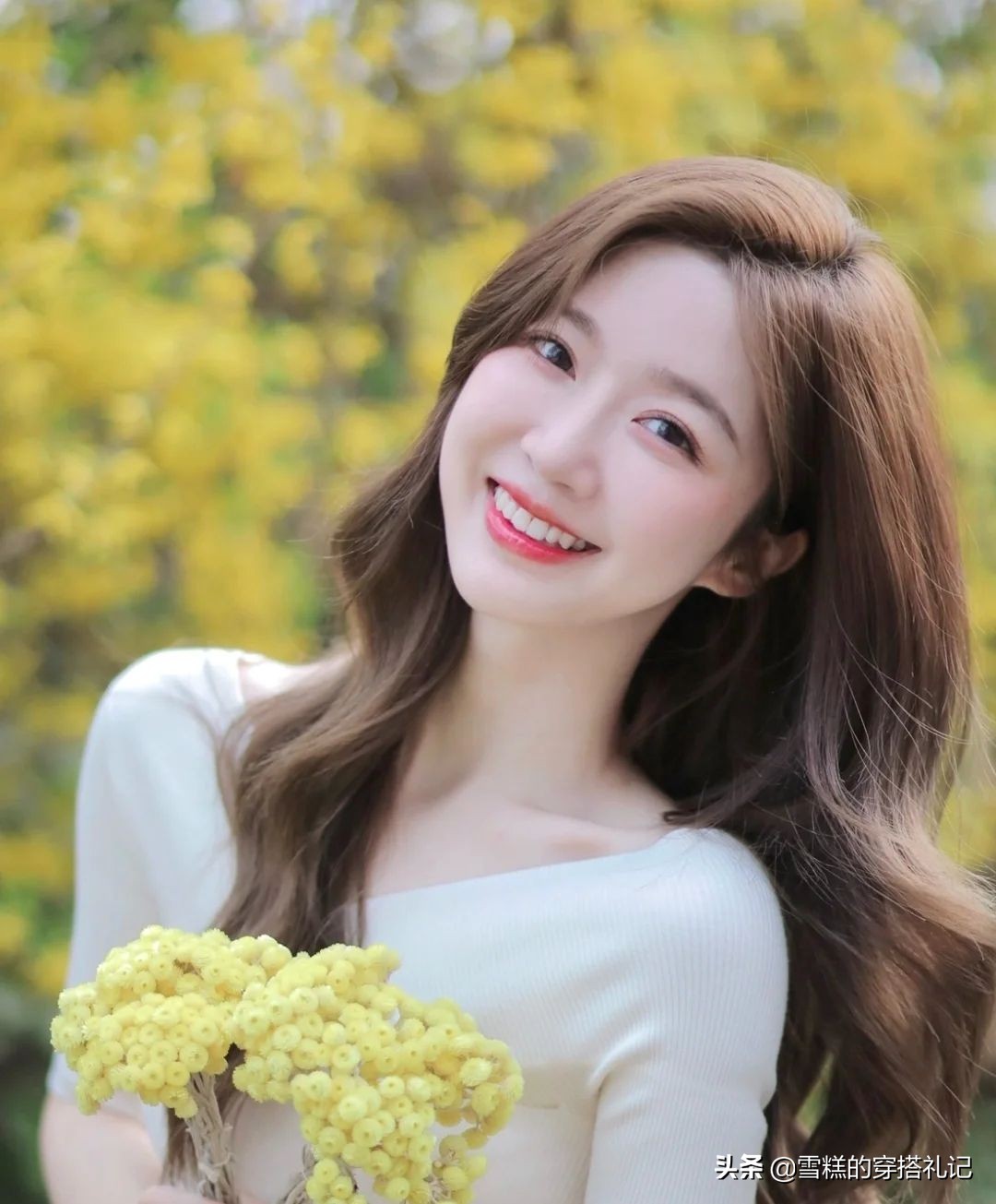 怎么化淡妆显气色,女人应该简单化个淡妆就很好看