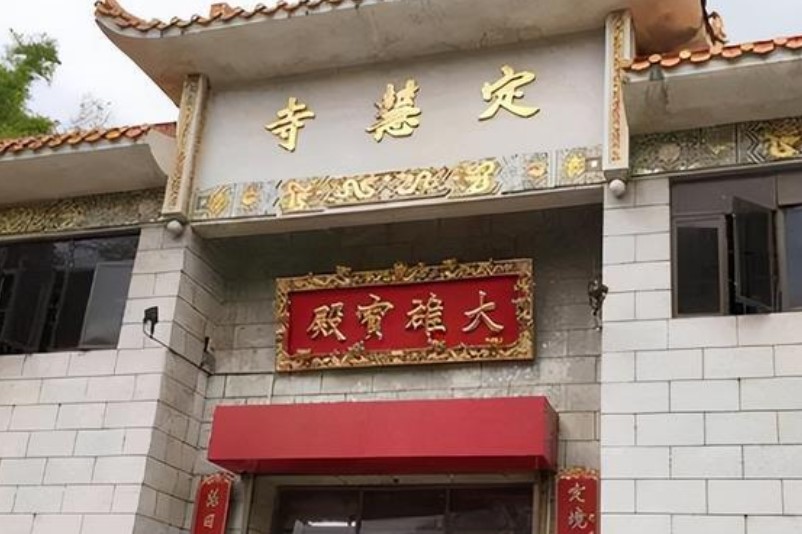 少林寺释永信一年收入多少钱,现在释永信方丈为什么不披袈裟