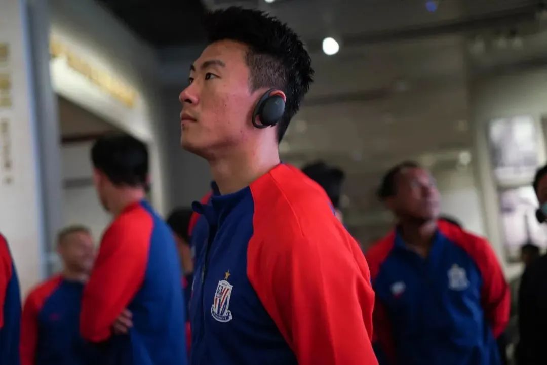 申花一线队集体瞻仰*共中**一大会址重温*党**史牢记初心再起征程