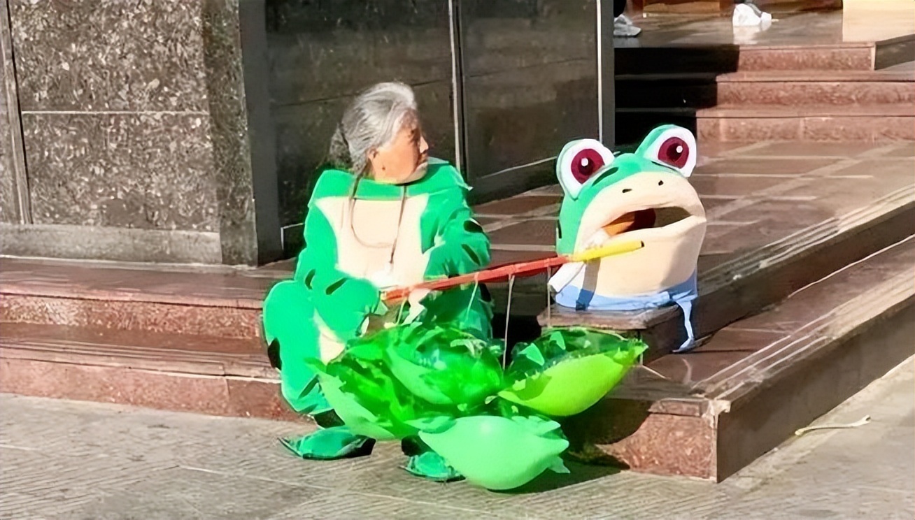 女城管摔烂青蛙,女城管摔烂青蛙玩偶后续