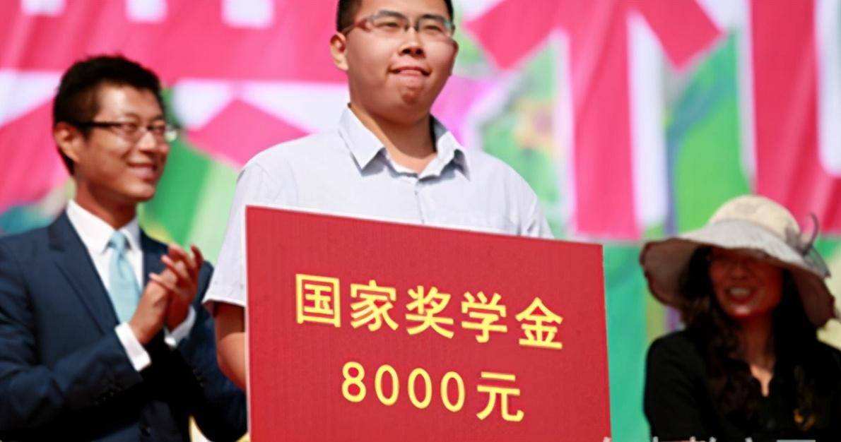 00后大学生月入过万，靠“宿舍美甲”获经济自由，毕业前喜提新车