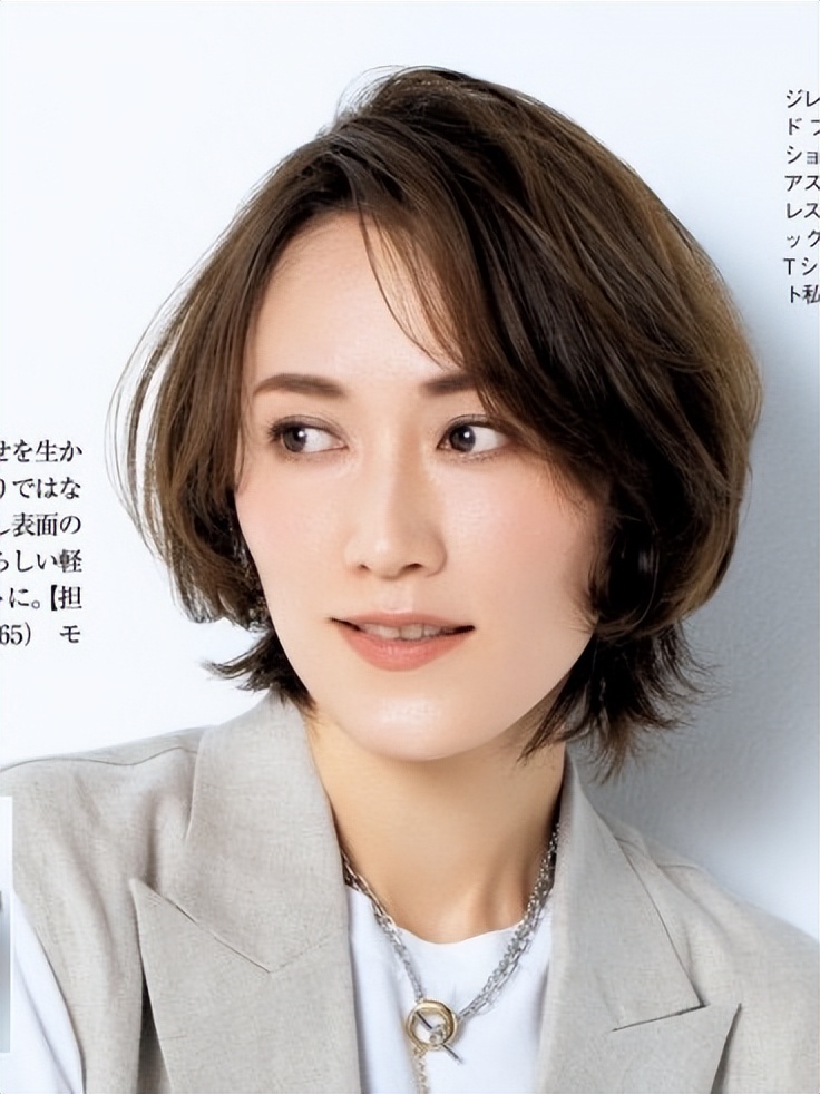 脸小的中年女性适合哪种发型,四十岁不显老显脸小的发型