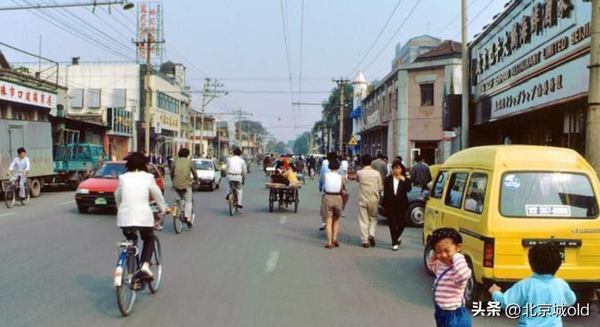沙尘暴来袭整个城市一片朦胧,沙尘暴昏黄的景象