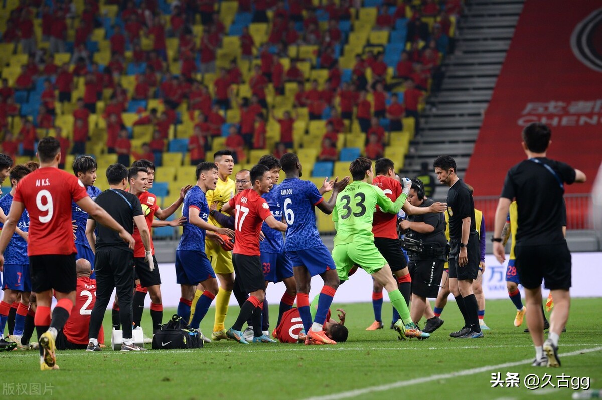 嘴硬？输球+8黄1红吴金贵心不甘，马镇一拳或“打蒙”扬科维奇