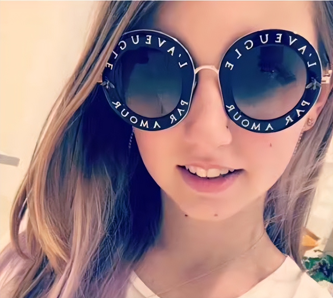 gucci是什么品牌眼镜,gucci眼镜有款红边框的眼镜