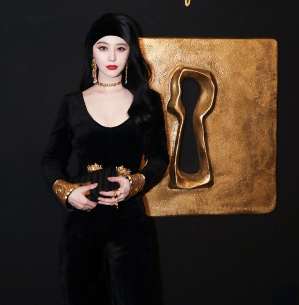 黑丝、抱胸、裸身，娱乐圈没被扒出的“*裤底**”，全在时尚周暴露了