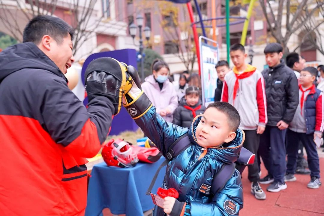 家长参观学校对学校的赞赏,蓝港外国语学校活动