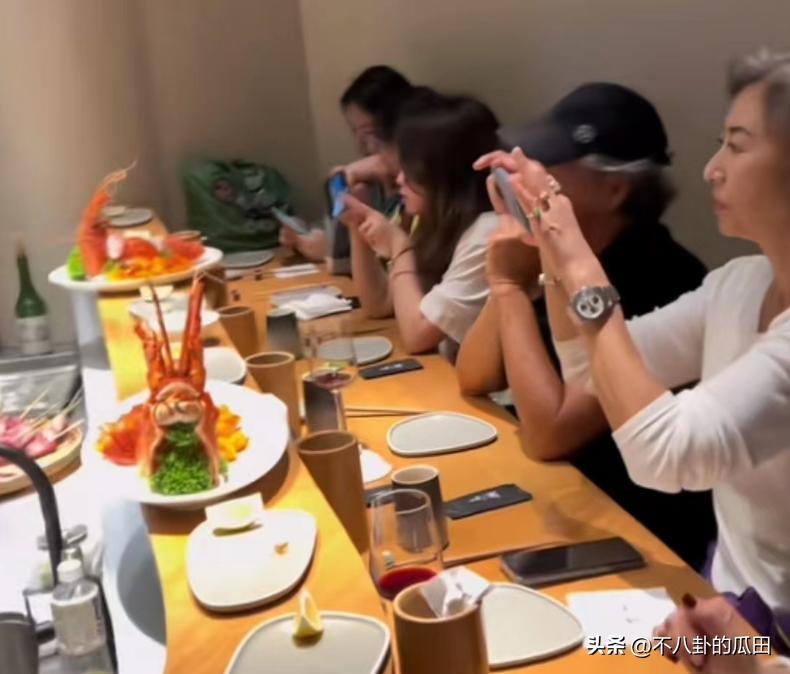 夹菜、擦嘴、当小弟，网红用钱让明星“折腰”的样子，真大开眼界