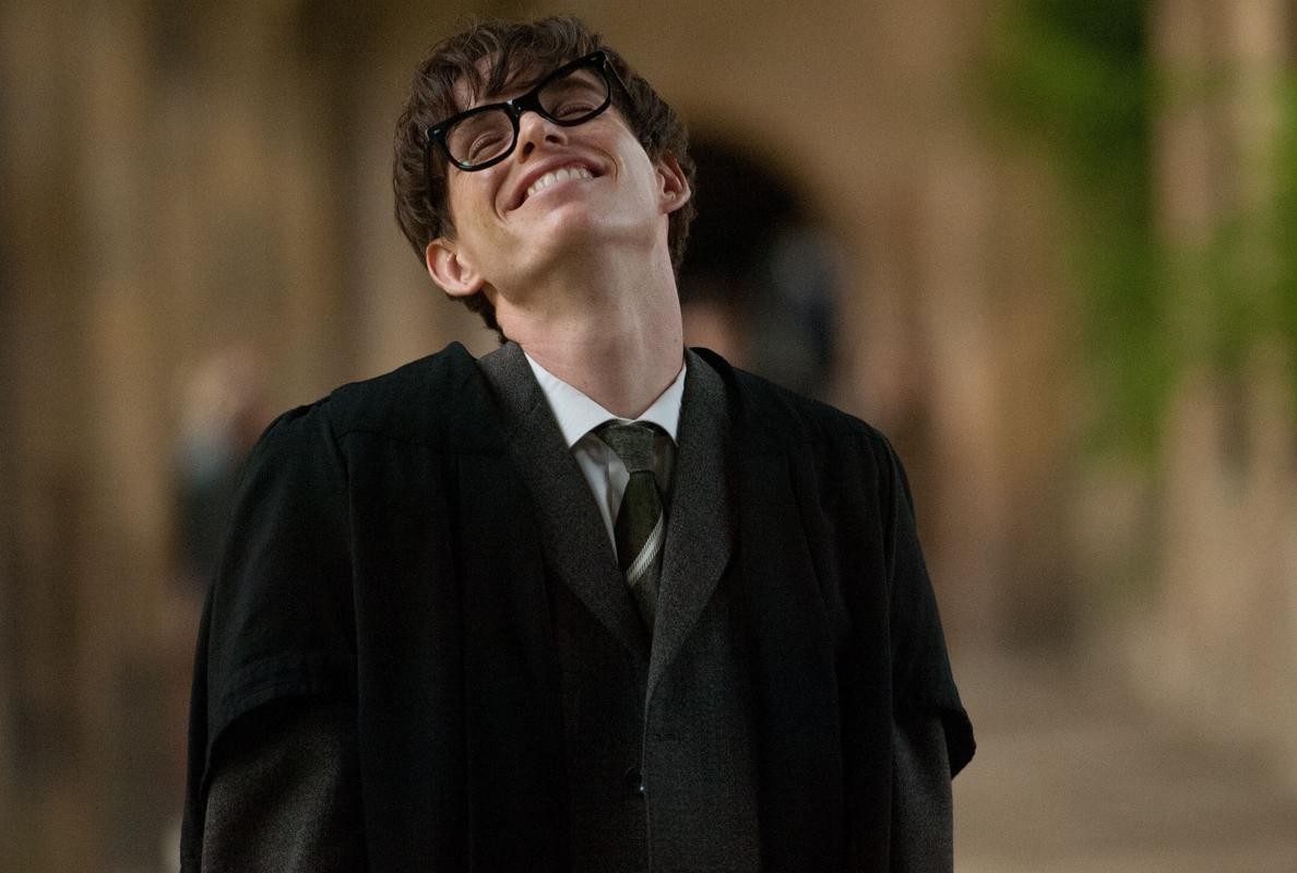 电影《万物理论》，运用空间构图手法，讲述霍金的爱情故事