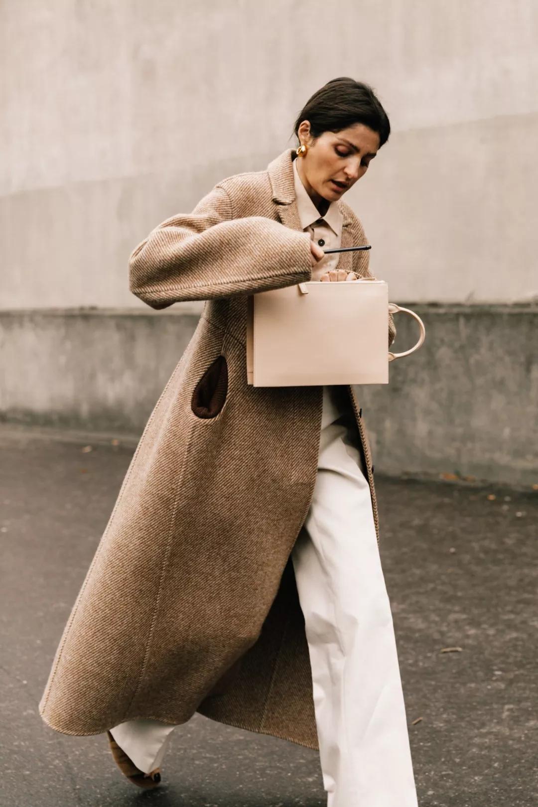 驼色外套内搭什么色彩打底,158梨形身材驼色大衣搭配高级感