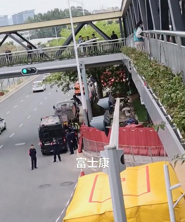 女子在富士康上班15年被裁员，情绪崩溃欲跳桥轻生，我房贷怎么还