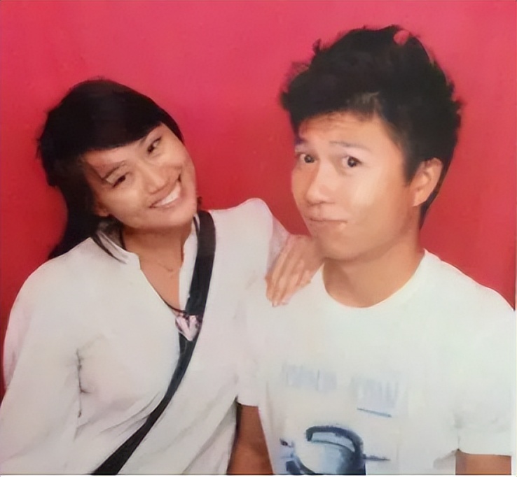 “只讲英文”李安琪：嫁*小鹏李**13年，从不说中文，哪来的优越感？