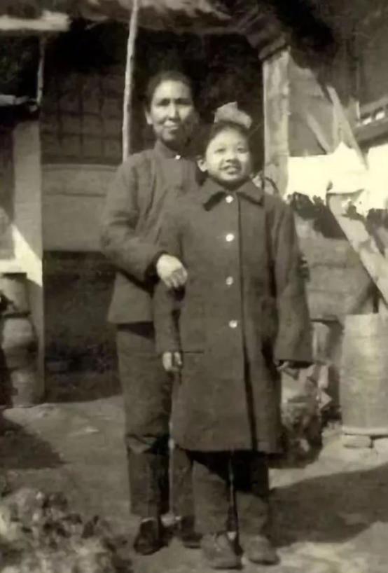 韩红孤儿长大,韩红从小与奶奶一起长大