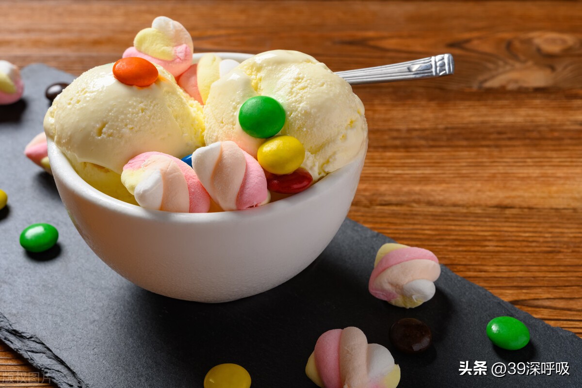 喂，你们这样喂冰淇淋给同事吃，他们很容易胖的