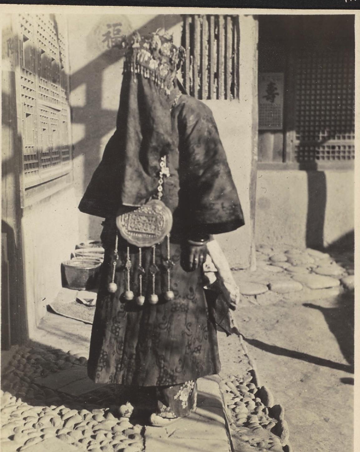 日军罪行照片：攻陷香港后兽性毕露，当场轮番侵犯新婚女明星