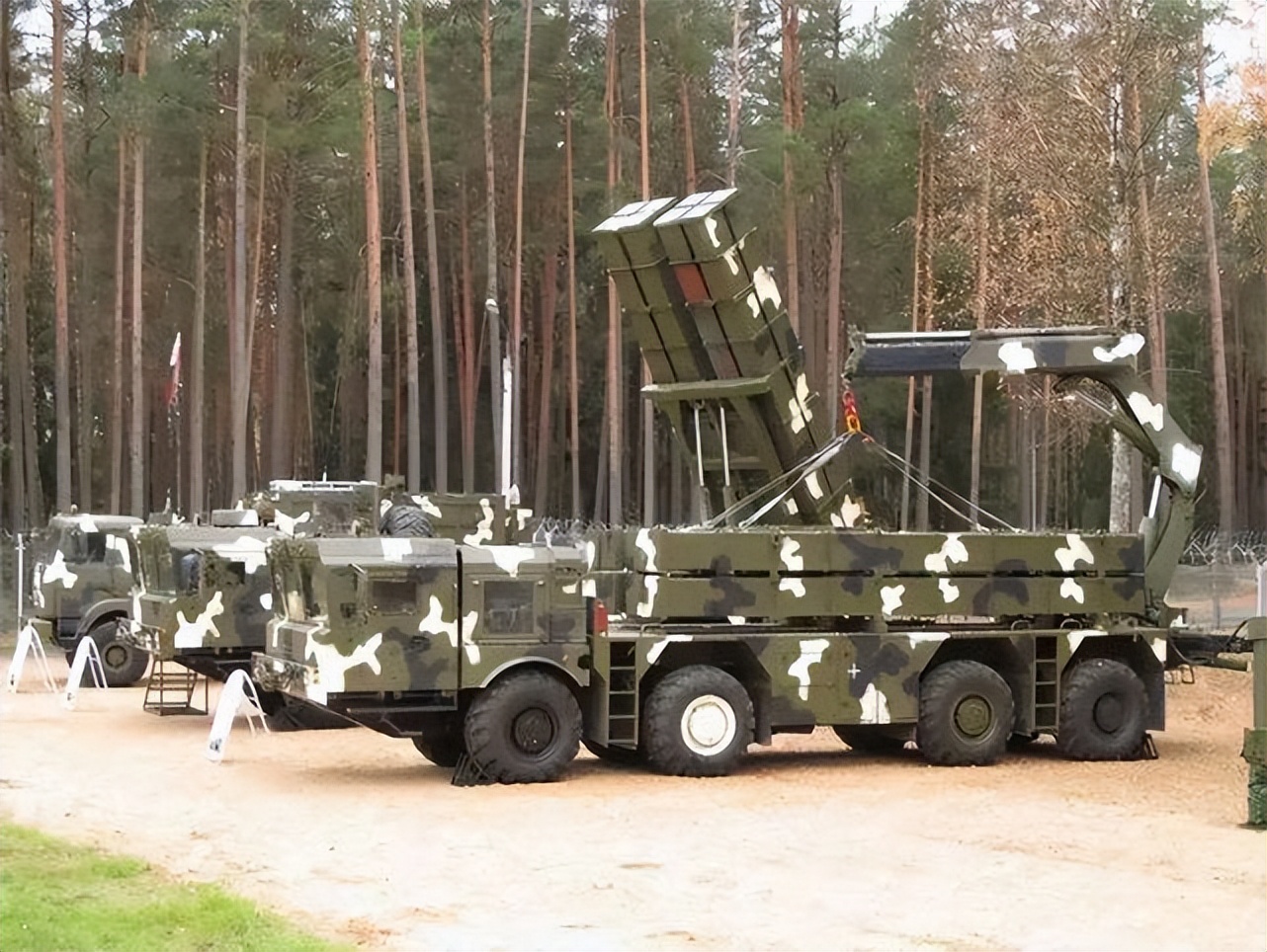 俄军发射龙卷风,波罗乃兹俄军