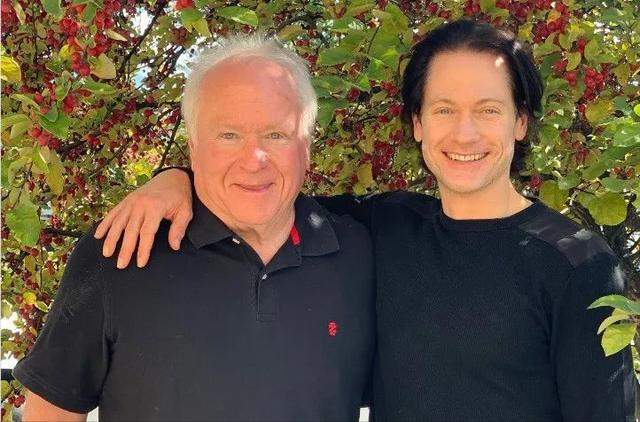 45岁美国富翁与儿子换血,美国亿万富翁48岁保养花200万美元