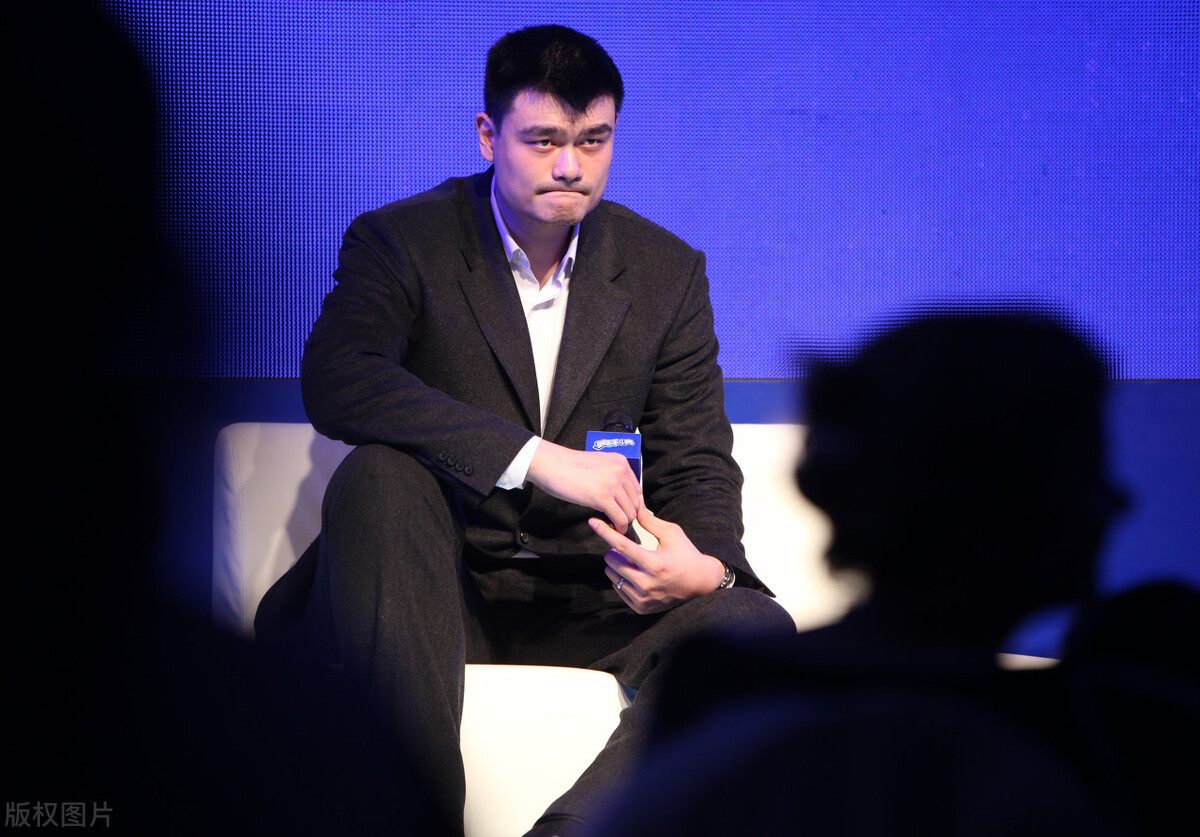 cba赛场怒骂裁判一节比赛两个犯规,cba球场暴力事件