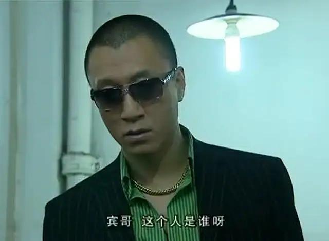 警察*底卧**做黑帮老大，上电视后被妻嘲笑，儿子：不想做你这种军人