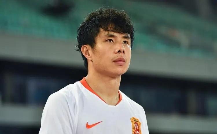 国足队长变成废材？整天赋闲在家球迷：体能不行了，只能踢30分钟