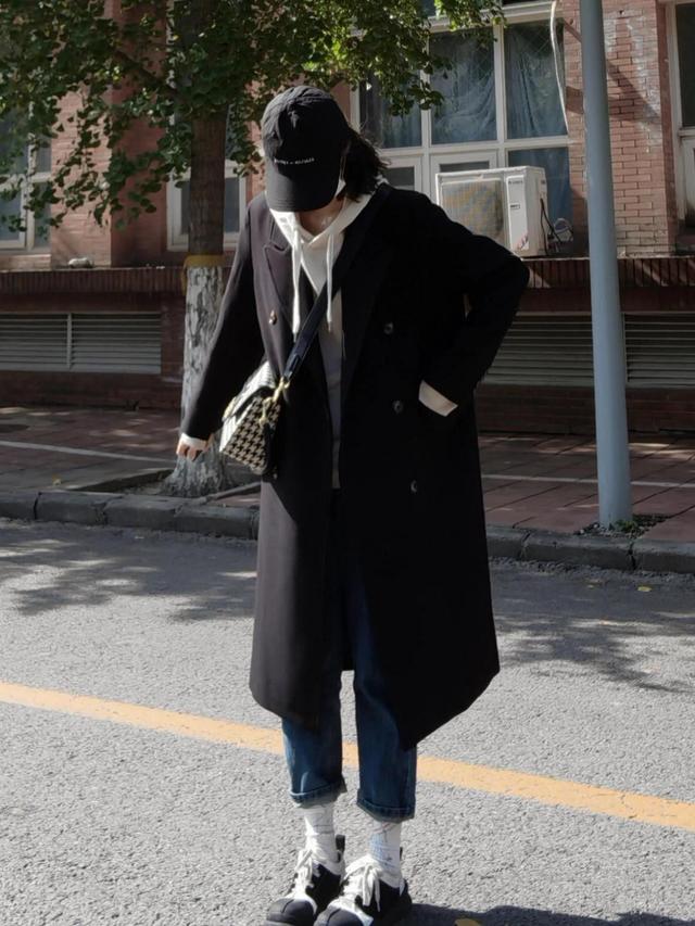 大衣卫衣今冬最火混搭套路时髦炸,冬季穿大衣卫衣减龄时髦