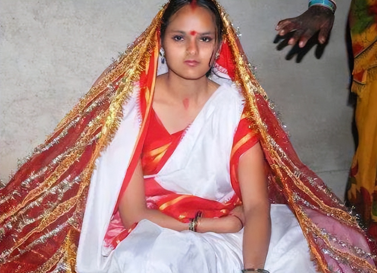 揭秘印度“圣女”真实生活：十几岁就沦为高级僧妓，结局孤独终老