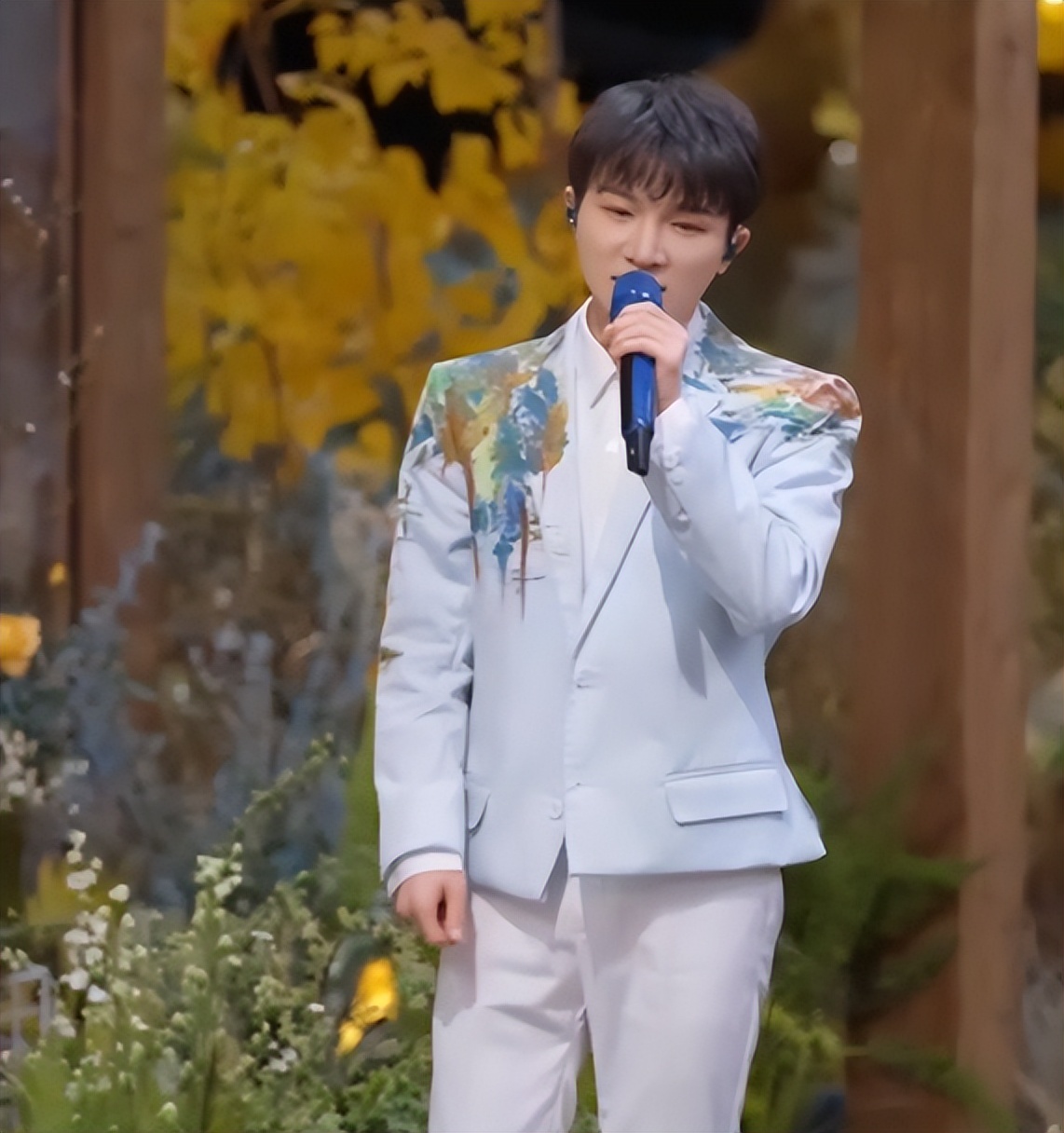 周深张真源七彩阳光,周深来听春天的歌音乐会