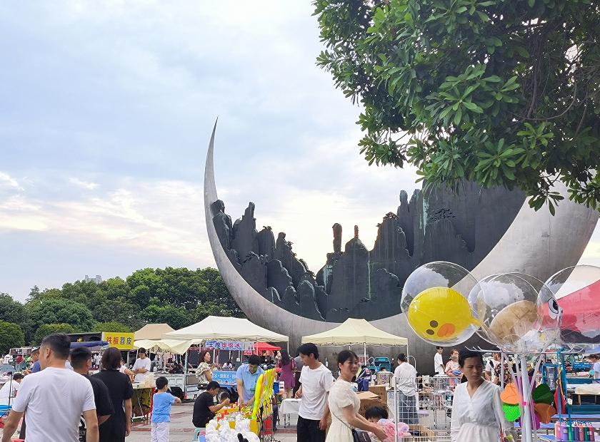 全球学子嘉游赣|华灯初上夜未央，去逛逛这几个夜市，感受烟火夜上饶！