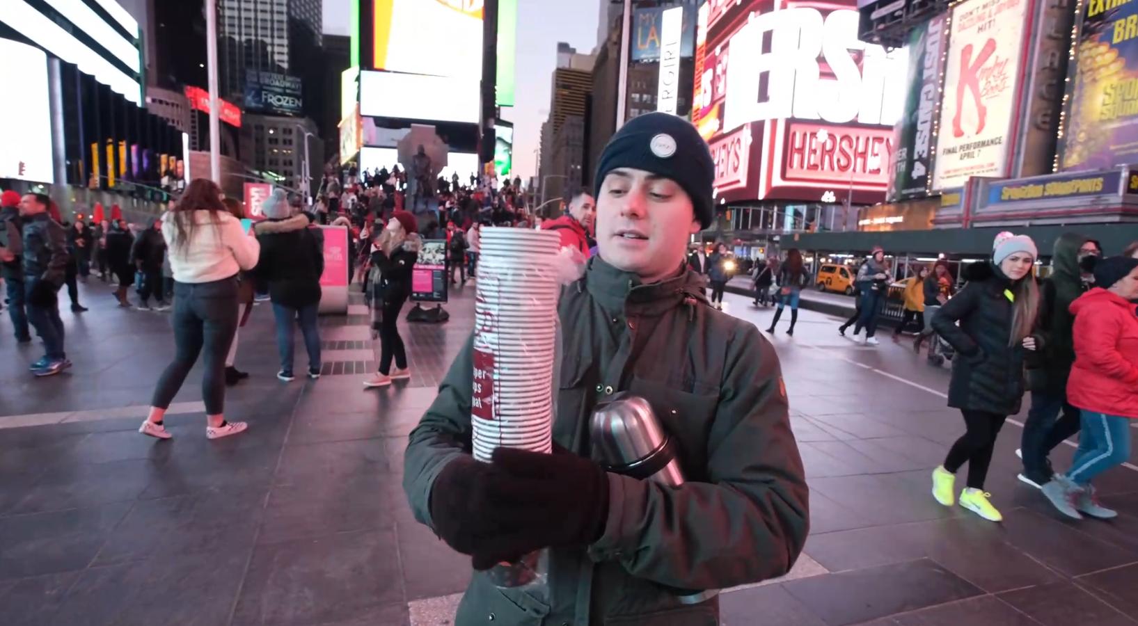 美国小伙觉得中国食物难吃，便用胡辣汤街头实验，结果被路人疯抢