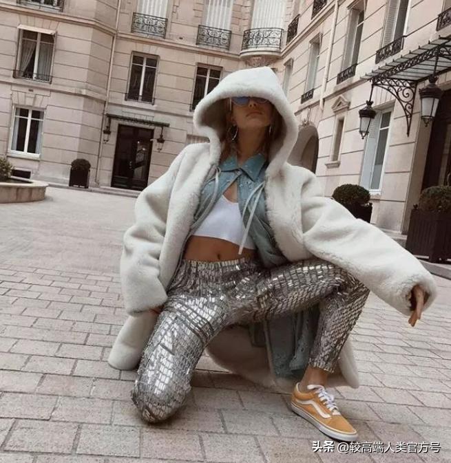 为什么国外女生要在地铁上岔开腿坐？