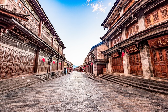 老年旅游团导游逼老人买东西后续,老人跟团游未购物被导游说