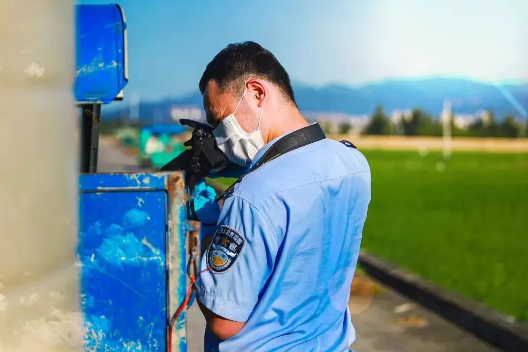 党旗在我们的心中高高飘扬,让党旗在基层一线高高飘扬