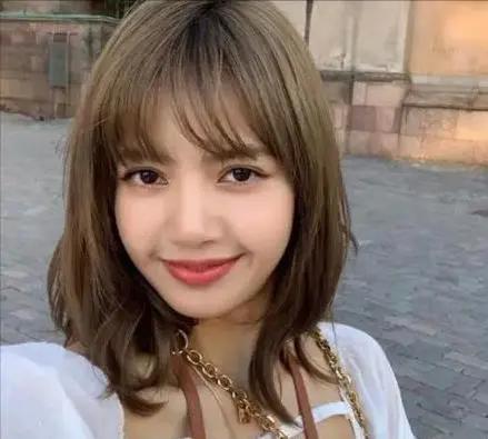 Lisa操作再引热议！晒大尺度照片、妆容变回泰妹，粉丝心疼其